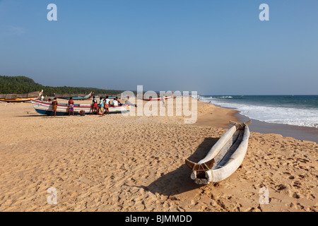 Plage de sable avec des bateaux de pêche, Plage, Côte d'Malabarian Somatheeram, Malabar, Kerala, Inde, Asie Banque D'Images