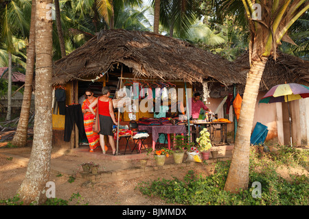 Cabane de couture sous les palmiers dans le sud de Kovalam, l'état du Kerala, en Inde, en Asie Banque D'Images