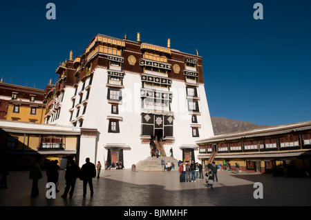 Pèlerins entrez le White Palace dans le Palais du Potala, Lhassa au Tibet Banque D'Images