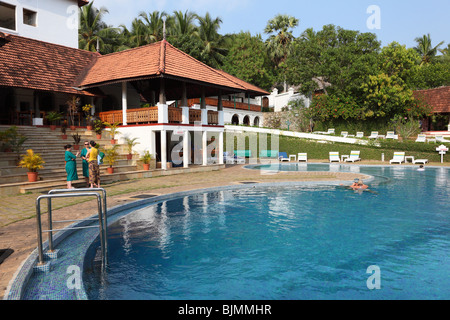 Piscine, l'hôtel au sud de Kovalam, Kerala, Inde du Sud, Inde, Asie Banque D'Images