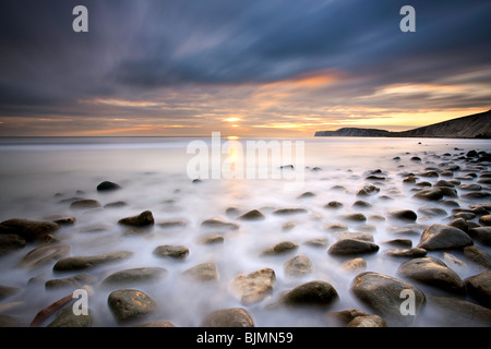 Soleil au-dessus des rochers sur la rive à Compton Bay. L'île de Wight, Angleterre, RU Banque D'Images