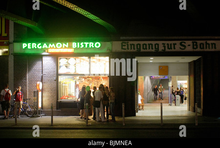 Une entrée d'une gare de banlieue, Berlin, Allemagne Banque D'Images