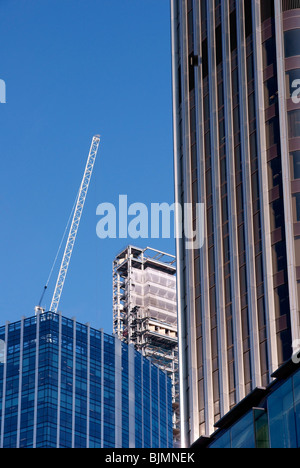 Heron Tower en construction avec tour 42 en premier plan Banque D'Images