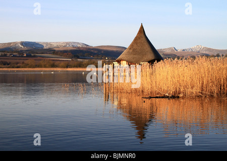 Sur le lac de Llangorse Crannog, Galles du Sud. Une ancienne île artificielle avec l'ancienne maison d'habitation construite sur ou dans un lac, dans les temps anciens Banque D'Images