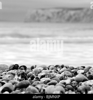 Des pierres sur la berge à Compton Bay. L'île de Wight, Angleterre, RU Banque D'Images
