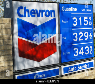 Station essence Chevron signe à San Jose en Californie Banque D'Images