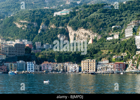 Italien, Kampanien, Sorrento, Stadt am Meer Vom Wasser aus | Italie, Campanie, Sorrento, ville sur la côte Banque D'Images