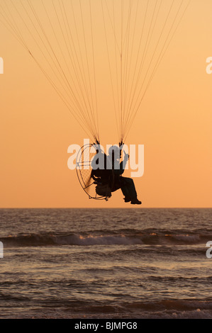 Vol en parapente sur la mer au coucher du soleil, Conil de la Frontera, Espagne Banque D'Images