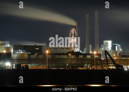 Bâtiments et locaux de l'usine Bayer avec le Rhin au premier plan, photo de nuit, Leverkusen, Rhénanie du Nord-Westphalie, Ge Banque D'Images