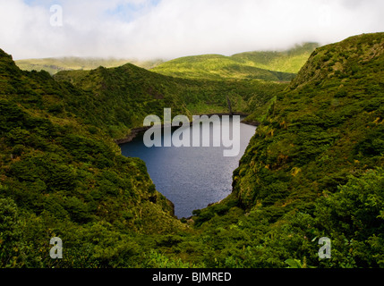 Une caldeira, ou le lac du cratère, sur l'île de Flores, dans les Açores Banque D'Images