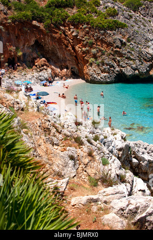 Plage crique isolée à Riserva Naturale dello Zingaro Zingaro [ ] Scopello, Castellammare del Golfo , la Sicile. Banque D'Images