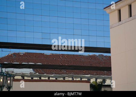 Reflet de l'immeuble du Centre Culturel de Miami-Dade dans les fenêtres en verre de la Banque d'Amérique Sky racloir, Miami, Floride Banque D'Images