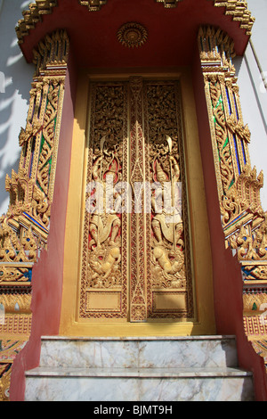 La porte d'un temple bouddhiste à Bangkok, Thaïlande. Banque D'Images