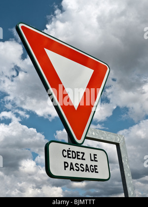 Le trafic routier français moderne signe indiquant Cedez le passage / céder la place - France. Banque D'Images