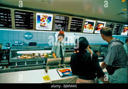 Berlin, Allemagne - adolescent allemand travaillant dans un restaurant de restauration rapide, intérieur, prendre des ordres derrière le comptoir., adolescent travaillant dans un restaurant de restauration rapide Banque D'Images