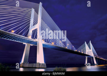 Portugal, Lisbonne : pont Ponte Vasco da Gama par nuit Banque D'Images