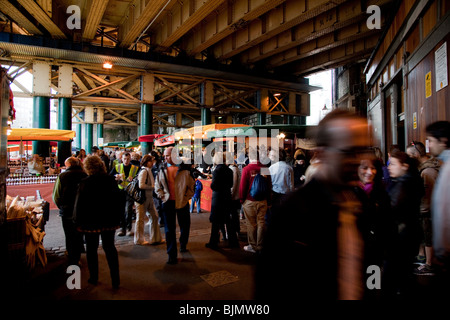 Des foules de gens du shopping au Borough Market Le samedi matin. Banque D'Images