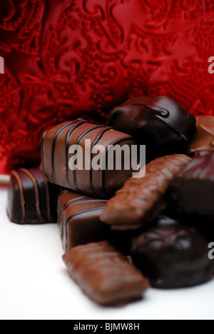 Une variété de bonbons au chocolat noir et au lait. Banque D'Images