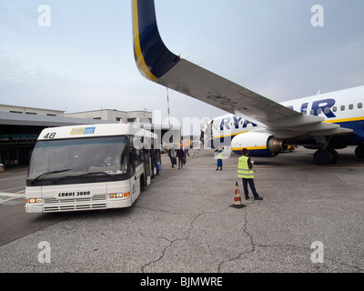 Les touristes laissant avion Ryanair sur l'aéroport de Ciampino, près de Rome, Italie Banque D'Images