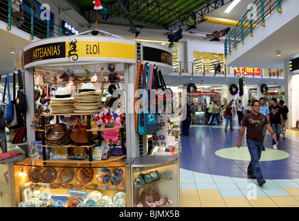 L'intérieur de la stalle de Souvenir énorme centre commercial Albrook , la ville de Panama , Panama Banque D'Images