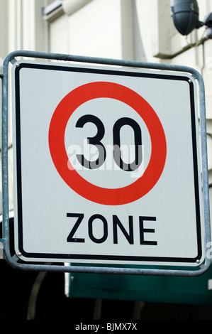 30 km de la zone de limite de vitesse inscrivez-vous dans les rues de Berlin Allemagne Europe Banque D'Images