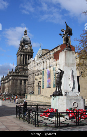 Hôtel de ville de Leeds et War Memorial, Leeds, Angleterre, Royaume-Uni Banque D'Images