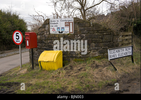 Grain jaune rouge signalisation postbox bin et vitesse panneau d'avertissement à Elizabeth Talywain rangée près de Torfaen South Wales UK Banque D'Images