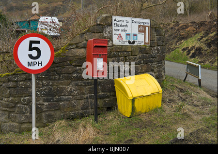 Grain jaune rouge signalisation postbox bin et vitesse panneau d'avertissement à Elizabeth Talywain rangée près de Torfaen South Wales UK Banque D'Images