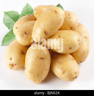 Les pommes de terre jaunes avec des feuilles sur fond blanc Banque D'Images
