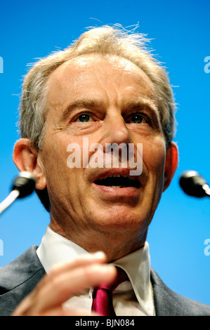 L'ancien premier ministre britannique Tony Blair parle au cours de la présentation de son rapport sur le climat à Tokyo Banque D'Images