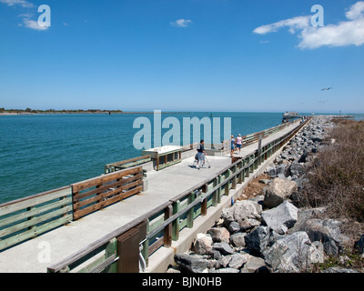 Fifhing jetée à l'entrée de Port Canaveral juste au sud du Cap sur la côte de la Floride USA Espace à la jetée Park Banque D'Images