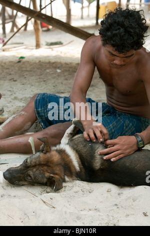 Mer Myanmar-tziganes, les chasseurs-cueilleurs nomades de l'Asie du Sud est, ici un homme mariés à son chien de chasse dans le village Banque D'Images