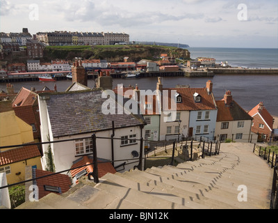 En regardant vers East Whitby, de la célèbre 199 marches qui mènent à l'abbaye Banque D'Images