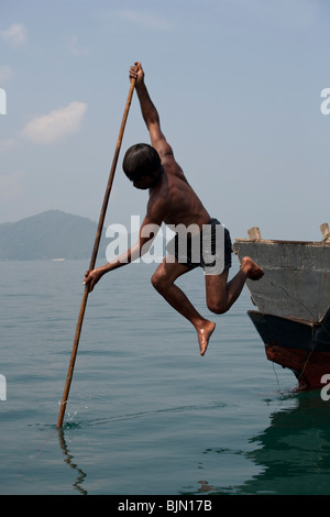 Mer Myanmar-tziganes, les chasseurs-cueilleurs nomades de l'Asie du Sud est le harponnage de façon traditionnelle, à partir d'un bateau à l'avant. Banque D'Images