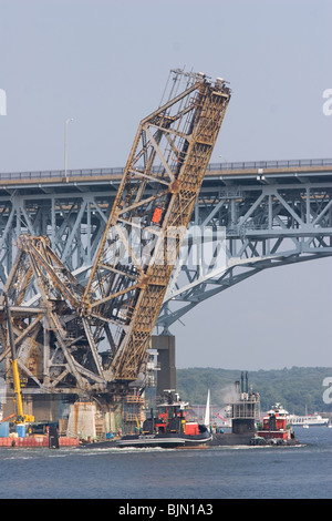 L'US Navy un sous-marin d'attaque rapide de classe Virginia passe par Amtrak de pont-levis de la rivière Thames Banque D'Images