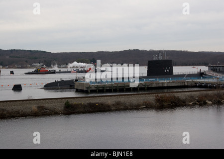 L'US Navy un sous-marin d'attaque de la classe Virginia, sous diesel power, passe l'USS Nautilus en Groton, CT escorté par un remorqueur. Banque D'Images