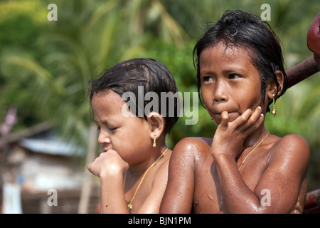 Mer Myanmar-tziganes, les chasseurs-cueilleurs nomades de l'Asie du sud-est ; les jeunes filles dans des bijoux traditionnels Banque D'Images