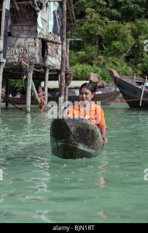 Mer Myanmar-tziganes, les chasseurs-cueilleurs nomades de l'Asie du Sud est, ici illustré est une dame à l'aide de la pirogue familiale pour obtenir sur Banque D'Images