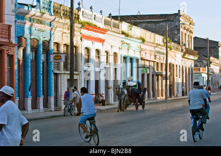 Scène de rue typique de Cardenas Cuba avec les vélos et les chevaux et charrettes. Banque D'Images