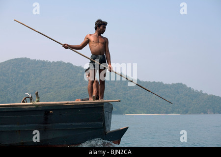 Mer Myanmar-tziganes, les chasseurs-cueilleurs nomades de l'Asie du Sud est le harponnage de façon traditionnelle, à partir d'un bateau à l'avant. Banque D'Images