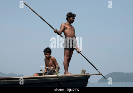 Mer Myanmar-tziganes, les chasseurs-cueilleurs nomades de l'Asie du Sud est le harponnage de façon traditionnelle, à partir d'un bateau à l'avant. Banque D'Images