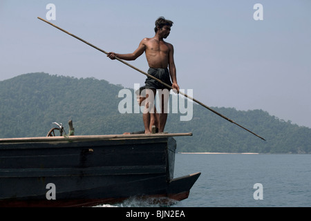 Mer Myanmar-tziganes, les chasseurs-cueilleurs nomades de l'Asie du Sud est le harponnage de façon traditionnelle, à partir d'un bateau à l'avant. Banque D'Images