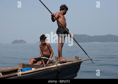 Mer Myanmar-tziganes, les chasseurs-cueilleurs nomades de l'Asie du Sud est le harponnage de façon traditionnelle, à partir d'un bateau à l'avant. Banque D'Images