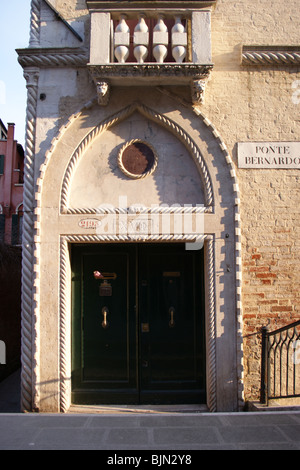 Venise- porte gothique, Ponte Bernardo Banque D'Images