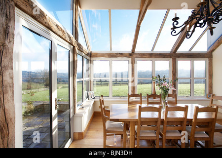 Une Orangerie conservatoire type intérieur d'une maison avec cadre en chêne, Stroud, Angleterre, Royaume-Uni.. Banque D'Images