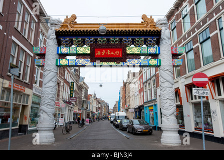 Porte de style chinois à l'entrée de Chinatown à La Haye Pays-Bas Banque D'Images