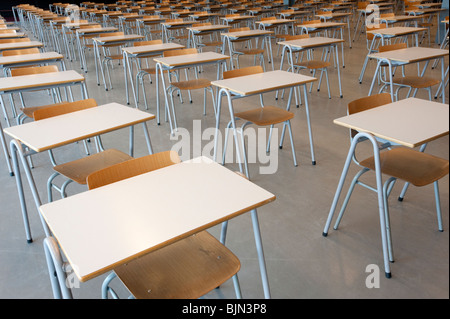 De nombreuses tables et chaises à l'intérieur salle d'examen à l'université Banque D'Images