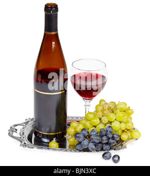 Belle la vie encore - une bouteille de vin, le verre et les raisins sur un plateau de métal Banque D'Images