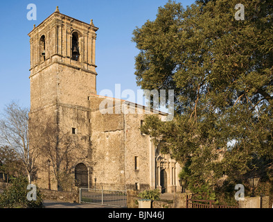 L'église paroissiale de Santa Cruz de la 16e siècle avec la tour de style baroque en Escalante, Cantabria, Spain, Europe Banque D'Images