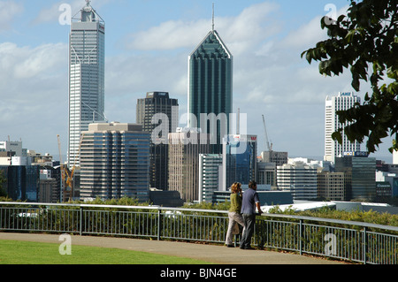 Deux personnes à la recherche au centre d'affaires de Perth à partir de King's Park, Mount Eliza, Perth, Western Australia, avril. Banque D'Images